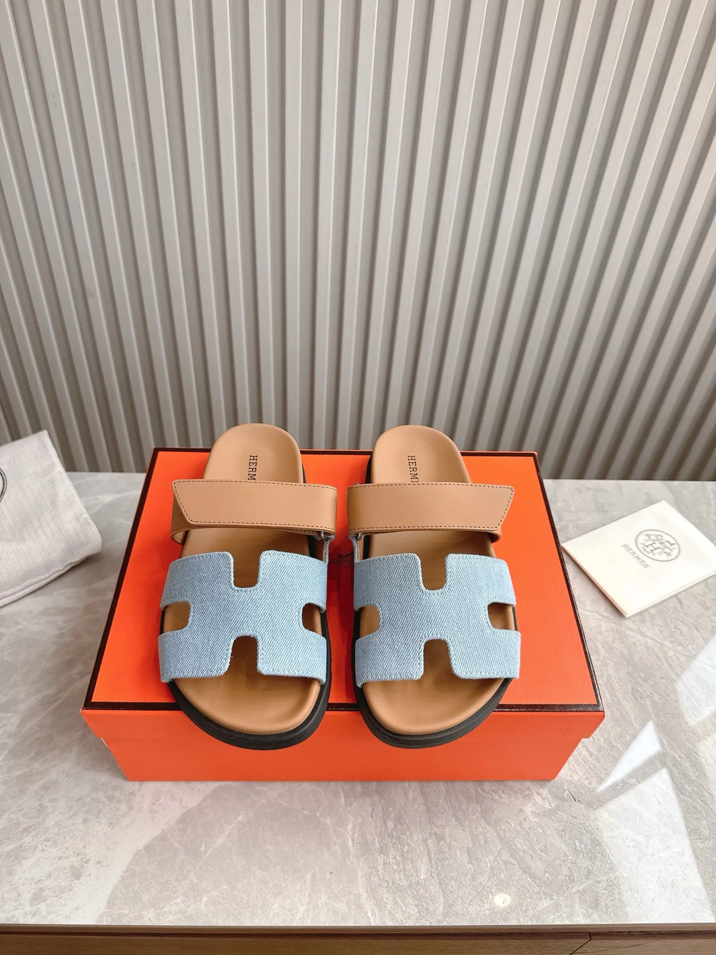 p480🐮🐮Couple model (top version) H family 2024 spring and summer new style HERMES Hermes' recently popular couple model pig nose angle sandals and slippers, paired with various colorful socks, popular. Upper: imported original deerskin (the genuine leather edging is not ordinary super migration). Lining: imported genuine leather. Outsole: Tpu non-slip and wear-resistant outsole. Size: Female 35-42 (40/42 non-returnable and non-exchangeable) Male size: 39-45 (45 non-refundable and non-exchangeable)